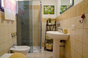 uma casa de banho com um lavatório e um chuveiro em Flowery Inn Villa em Alghero