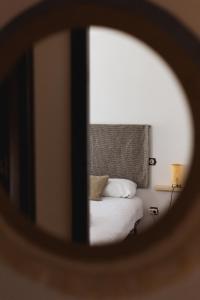a reflection of a bed in a mirror at Hostal Corper Navalcarnero in Navalcarnero