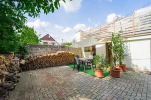 特勒克巴林特的住宿－B48 Simplex - egyszinten, kényelmesen，一个带桌椅和墙壁的庭院