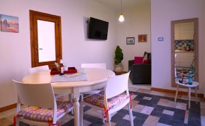 a dining room with a table and chairs at Flowery Inn Villa in Alghero