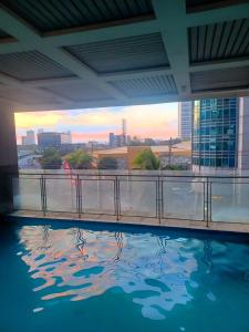 einen Pool mit Blick auf die Stadt in der Unterkunft ADB Tower - Loft Unit Hotel Vibe in Manila