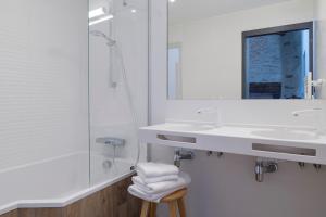 Phòng tắm tại Hôtel Saint-Roch, Saint-Ybard +39 ảnh