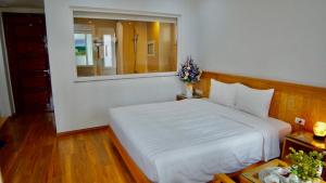 Postel nebo postele na pokoji v ubytování Blue Hanoi Hotel