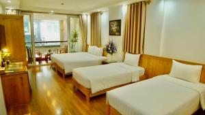 Postel nebo postele na pokoji v ubytování Blue Hanoi Hotel
