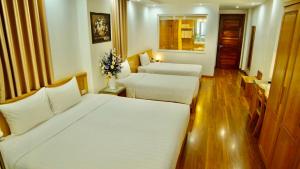 Postel nebo postele na pokoji v ubytování Blue Hanoi Hotel