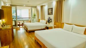 Postel nebo postele na pokoji v ubytování Blue Hanoi Hotel