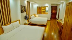 Postel nebo postele na pokoji v ubytování Blue Hanoi Hotel