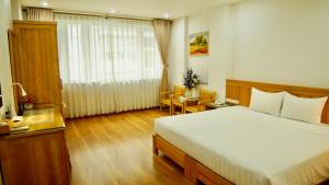 Postel nebo postele na pokoji v ubytování Blue Hanoi Hotel