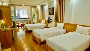 Postel nebo postele na pokoji v ubytování Blue Hanoi Hotel + 24 fotografií
