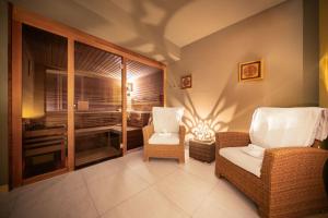 Hotel Radun في لوهاتشوفيتسا: غرفة معيشة مع كرسيين ونافذة