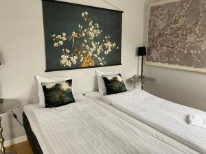 1 dormitorio con 2 camas y un cuadro en la pared en Brohuspark en Lomma