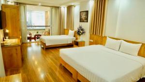 Postel nebo postele na pokoji v ubytování Blue Hanoi Hotel