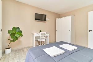 a bedroom with a bed and a table with a plant at Era del Puerto 1 in Tolatán