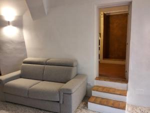 salon z kanapą i schodami w obiekcie Stone Rooms w mieście Matera