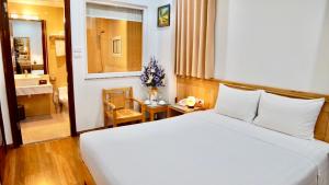 Postel nebo postele na pokoji v ubytování Blue Hanoi Hotel