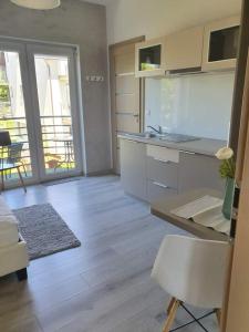 a room with a kitchen with a table and a counter at Platinium in Karwia