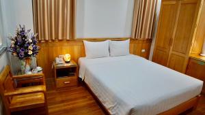 Postel nebo postele na pokoji v ubytování Blue Hanoi Hotel
