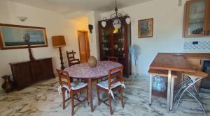 a room with a table and chairs and a kitchen at Casa Chantal in Fiumaretta di Ameglia