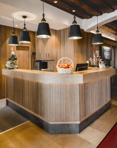 eine Lobby mit einer Bar mit einer Obstschale auf der Theke in der Unterkunft Hotel Post Abtenau in Abtenau