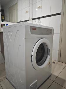 Un lave-linge blanc est installé dans la cuisine. dans l'établissement Pacific FairPrice Share Room, à Nadi