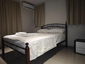 - une chambre avec un lit doté de draps et d'oreillers blancs dans l'établissement Pacific FairPrice Share Room, à Nadi
