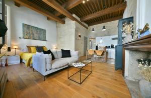 salon z kanapą i kominkiem w obiekcie "La Suite" 3 Etoiles w mieście Uzès