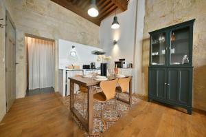 uma cozinha com mesa e cadeiras num quarto em "La Suite" 3 Etoiles em Uzès
