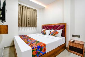 una camera da letto con un grande letto con una coperta colorata di FabExpress Akshay a Mumbai