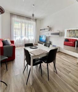 Et tv og/eller underholdning på LA Home - Puzzle House