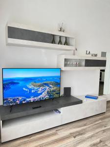 Et tv og/eller underholdning på LA Home - Puzzle House