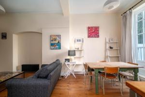 sala de estar con sofá y mesa en GuestReady - Former Pub-Turned-One Bedroom Flat en Londres