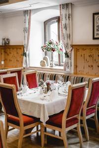 una mesa en un restaurante con un mantel blanco en Hotel Post Abtenau, en Abtenau