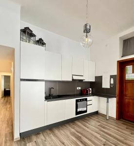 Køkken eller tekøkken på LA Home - Puzzle House + 35 billeder