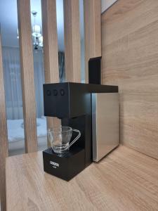 Un recipiente de vidrio en una caja negra sobre una mesa. en Studio Rendez-vous Baneasa, en Bucarest