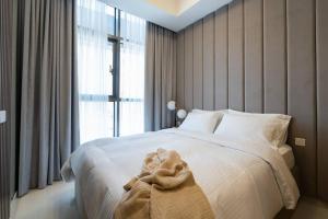 - une chambre avec un lit blanc et une grande fenêtre dans l'établissement 2 BR Condo in Aykon City Tower - Business Bay, à Dubaï