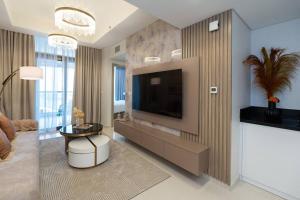 - un salon avec une télévision à écran plat dans l'établissement 2 BR Condo in Aykon City Tower - Business Bay, à Dubaï