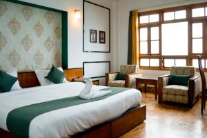 Postel nebo postele na pokoji v ubytování Tashi Palace