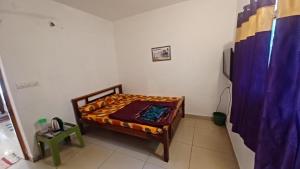 Un pat sau paturi într-o cameră la Lebon's Tamilkudil
