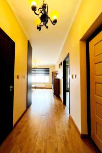 pusty korytarz z drzwiami i żyrandolem w obiekcie Cosy modern city apartment in UB w Ułan Bator