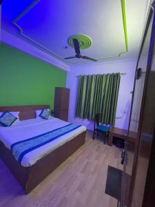 Un pat sau paturi într-o cameră la Shri Homestay