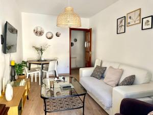 sala de estar con sofá blanco y mesa en SANTA LUCÍA Garaje privado en Zamora