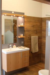 uma casa de banho com um lavatório e um espelho em Private cottage, elegance & amazing view em Akureyri