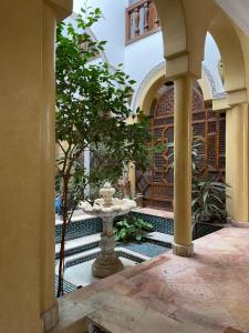 une cour avec une fontaine dans un bâtiment dans l'établissement Dar Tahra, à Casablanca