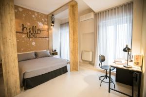 een slaapkamer met een bed en een bureau bij Albergo Diffuso Dimora Rossi Suite B&B in Turi
