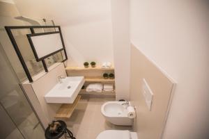 Een badkamer bij Albergo Diffuso Dimora Rossi Suite B&B