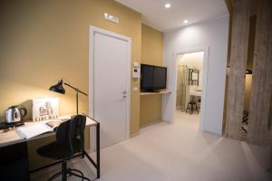 Een TV en/of entertainmentcenter bij Albergo Diffuso Dimora Rossi Suite B&B
