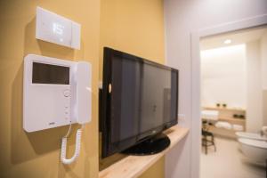 Een TV en/of entertainmentcenter bij Albergo Diffuso Dimora Rossi Suite B&B
