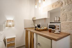 - une cuisine avec un comptoir et un four micro-ondes dans l'établissement Dimora Giulia, luxury suite and spa, à Castellana Grotte