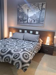 1 dormitorio con 1 cama grande y 2 mesitas de noche en Apartamento Eursu Playa, en Málaga