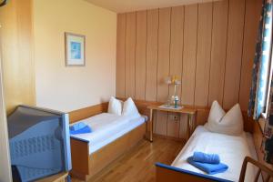 Posteľ alebo postele v izbe v ubytovaní Stiftsgasthof Hochburg + 28 fotografií